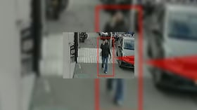 Siendo las 05:03:46 p.m. del día 07-06-2025, en la imagen extraída de un video de cámaras de seguridad, en el cuadro de color rojo se aprecia a alias Gabriela, en Bogotá, en inmediaciones de donde se perpetró el atentado contra el senador y precandidato presidencial Miguel Uribe Turbay