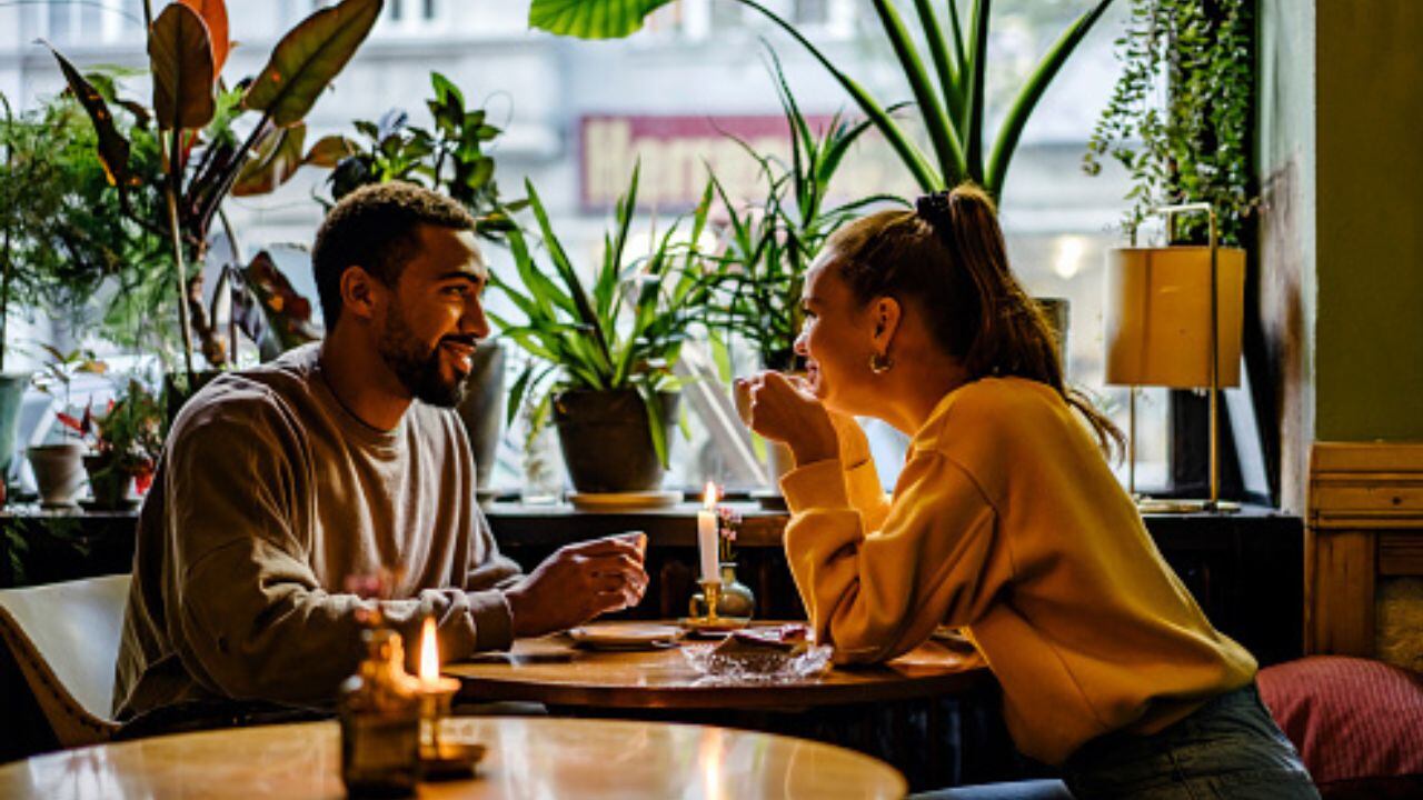 Las preguntas clave para conocer a fondo a la persona que le interesa, reveladas por ChatGPT