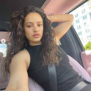 Rosalía dentro de sus propiedades tiene una camiseta que vale cerca de 500 millones de pesos