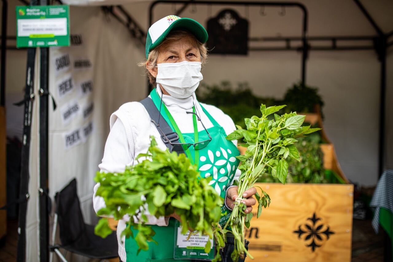 En esta jornada participan por primera vez representantes de huertas lideradas por comunidades indígenas de las localidades Rafael Uribe Uribe y Bosa; además de alimentos, ofrecen productos tradicionales como artesanías. El ingreso a Bogotá es mi Huerta es gratuito y las medidas de bioseguridad obligatorias: lavado de manos, distanciamiento y uso de tapabocas.