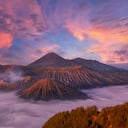Ilustración del volcán Krakatoa en Indonesia.