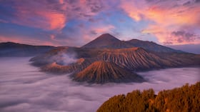 Ilustración del volcán Krakatoa en Indonesia.
