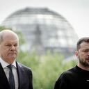 El canciller alemán, Olaf Scholz, junto al presidente de Ucrania, Volodímir Zelenski.