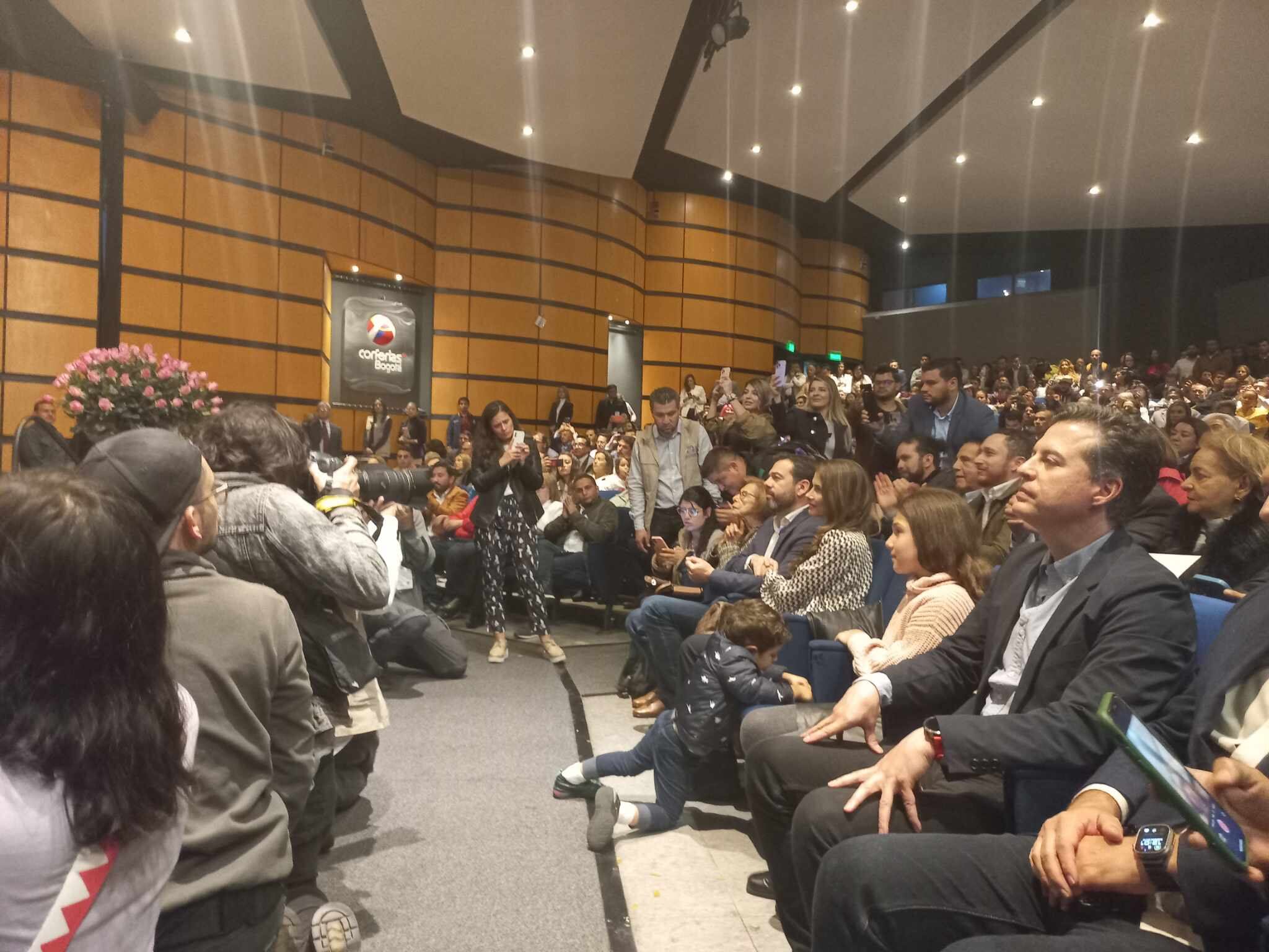 Carlos Fernando Galán acompañado de su familia.