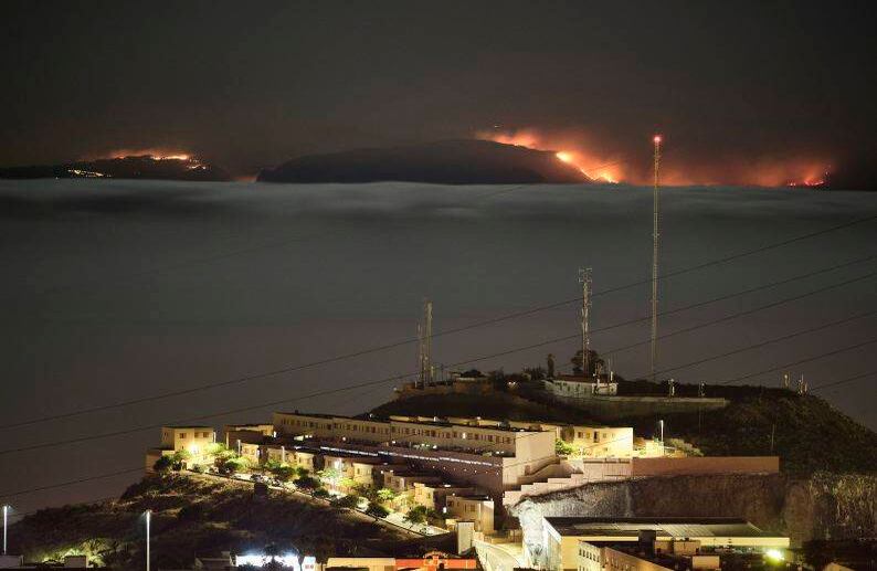 El incendio en las montañas de las Islas Canarias se observa desde la isla de Santa Cruz de Tenerife, España, el lunes 19 de agosto de 2019. Las autoridades de las Islas Canarias de España dicen que unas 4.000 personas han sido evacuadas debido a un incendio forestal que ha devastado más de 1,700 hectáreas en un solo día. (Foto AP / Andrés Gutierrez)