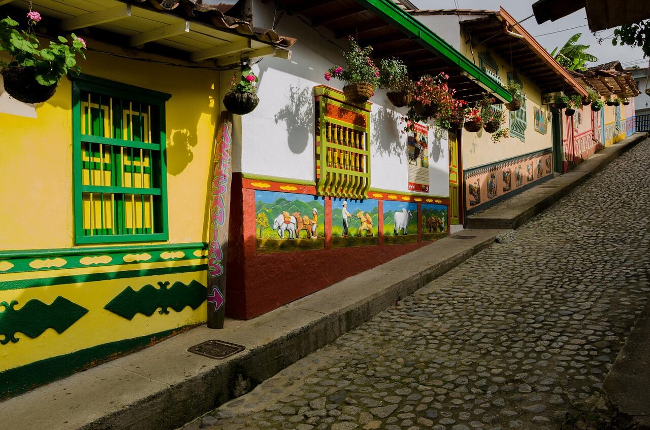Las calles de Guatapé se pintan de color en cada rincón.