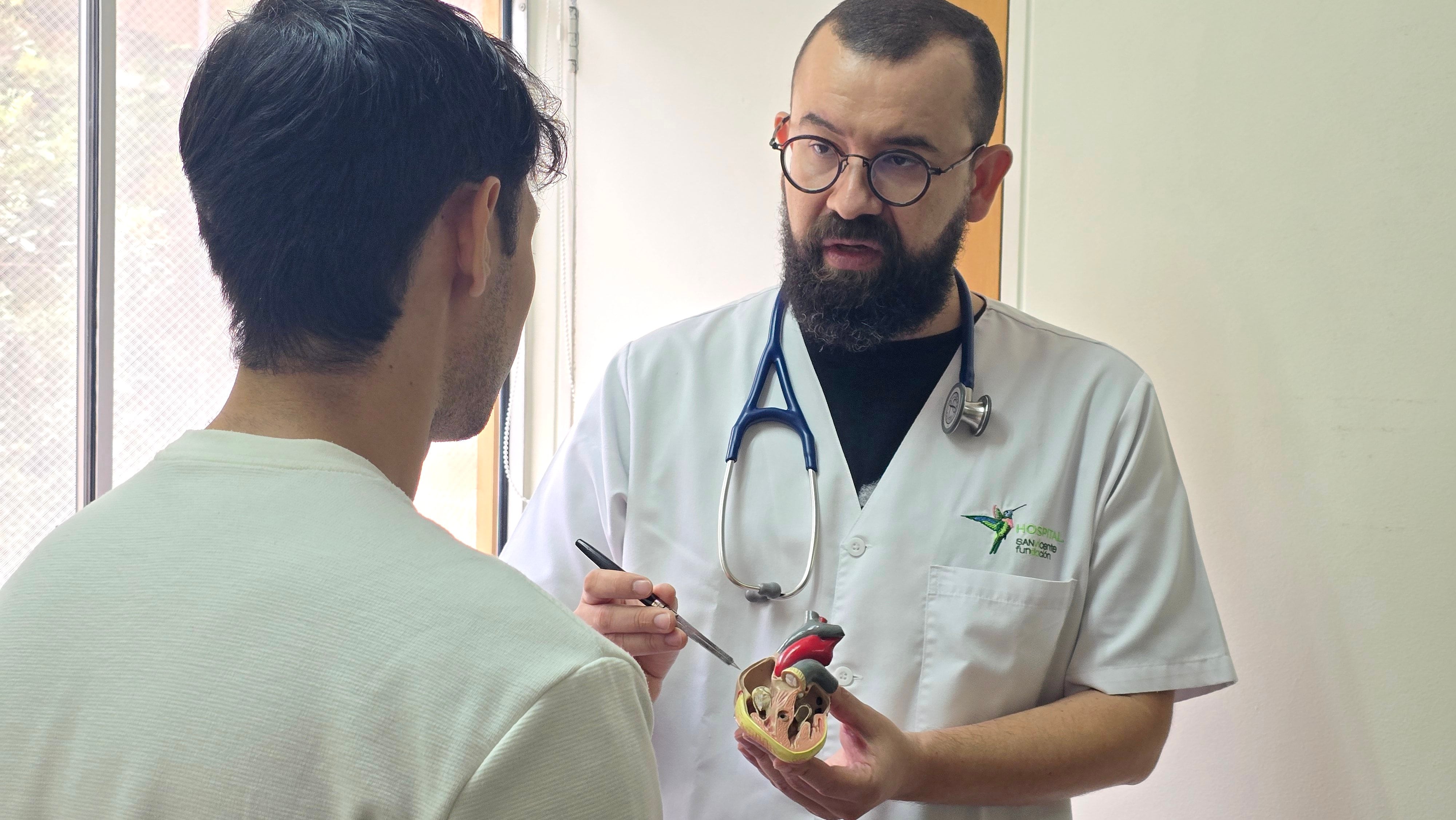 Especialistas alertan que la euforia, la tensión y el estrés durante los partidos de fútbol pueden aumentar el riesgo de infartos, arritmias y síndrome del corazón roto en personas vulnerables.