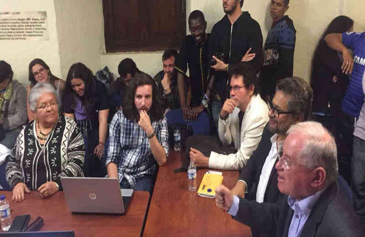 Dos horas estuvieron los jefes de la guerrilla en una de las calles emblemáticas del poder en Bogotá. A media cuadra del edificio nuevo del Congreso, y a dos del Capitolio. Diagonal al Colegio Mayor de San Bartolomé, y frente al edificio La Botica, restaurado por instrucción de Germán Vargas Lleras, para montar allí su despacho durante tres años, se les vio a varios miembros del Secretariado reunidos con un grupo de ciudadanos eligiendo a sus seis voceros del Congreso. Foto: Diego Bonilla.
