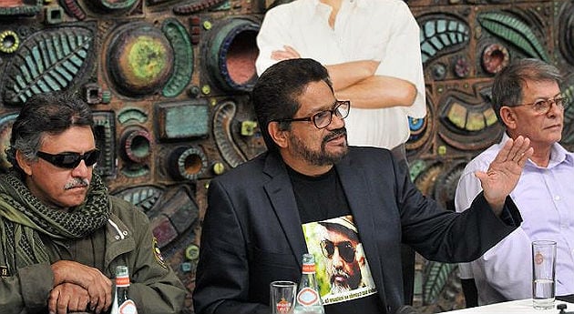En el centro el jefe negociador de las FARC Iván Márquez. (Izq) Jesús Santrich. (Der) Rodrigo Granda.