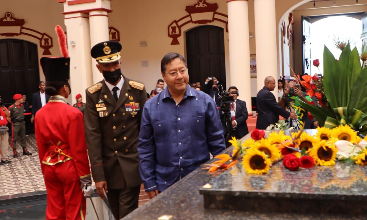 Presidente de Bolivia presentó ofrenda floral ante la tumba de Chávez.