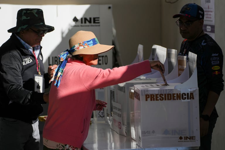 Una electora emite su voto durante las elecciones generales en la Ciudad de México.