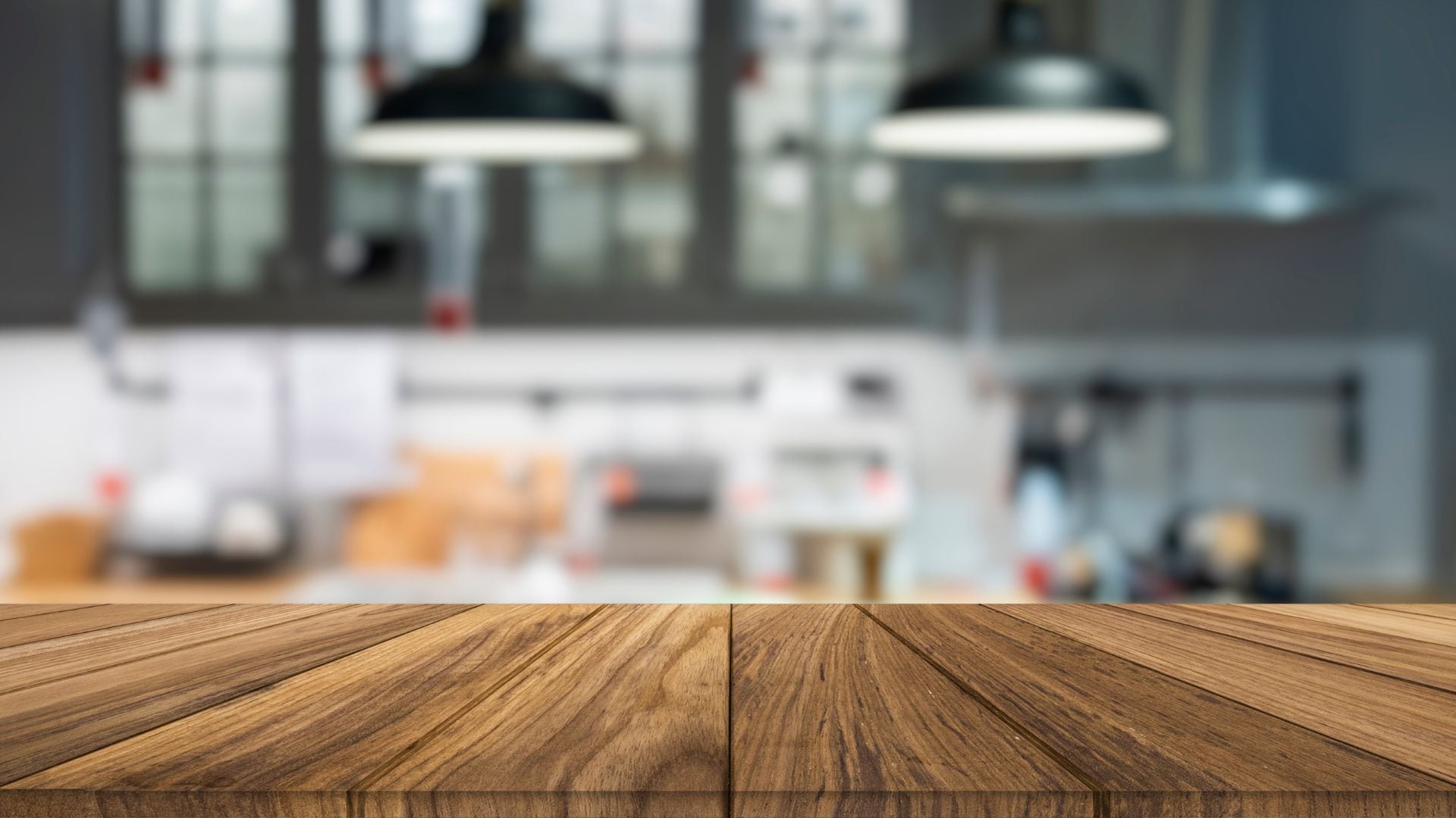 Los sonidos que emiten muebles, puertas o vigas de madera no están relacionados con fenómenos paranormales.