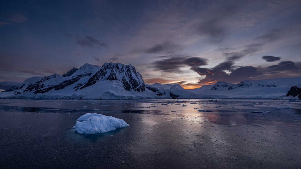 Una situación que llamó la atención para los expertos fue el caso de la Antártida, que actualmente atraviesa por una temporada de invierno austral, donde se presentaron temperaturas anormalmente altas. (Photo by Sebnem Coskun/Anadolu Agency via Getty Images)