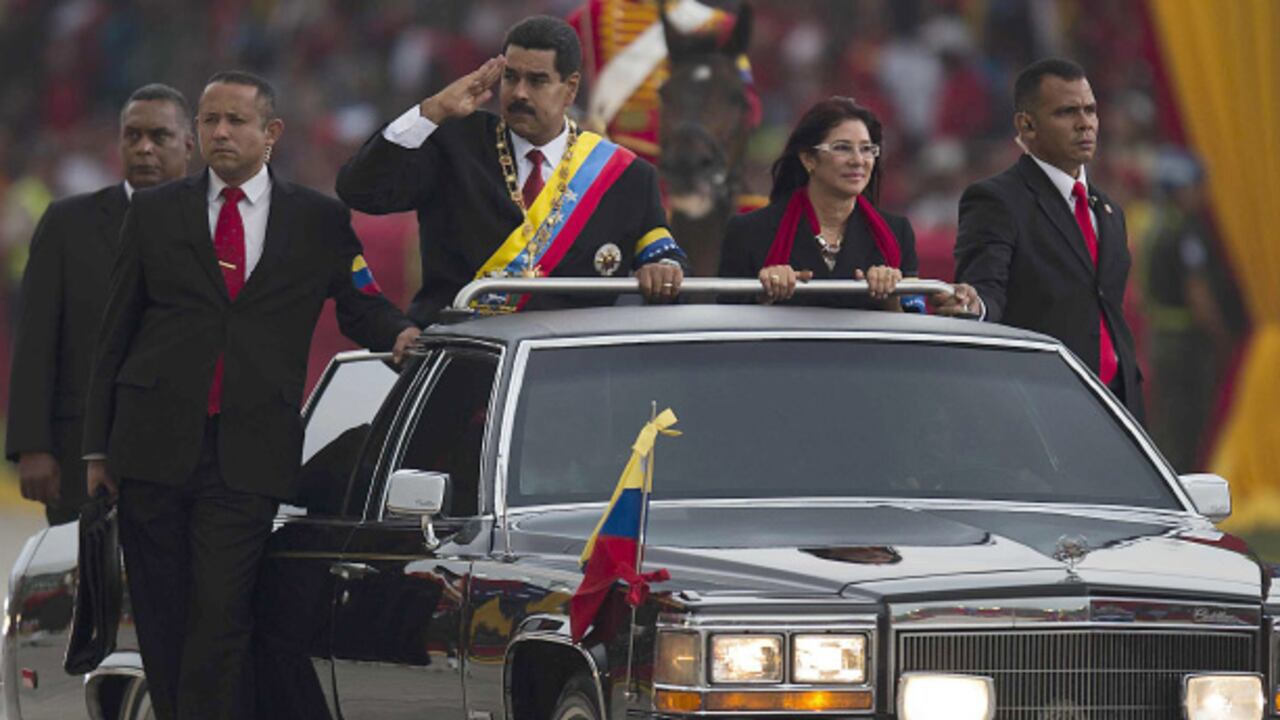 Después de la posesión, Maduro recorrió el Paseo de los Próceres, una gigantesca avenida en Caracas donde el chavismo organiza con frecuencia desfiles “cívico-militares”.
