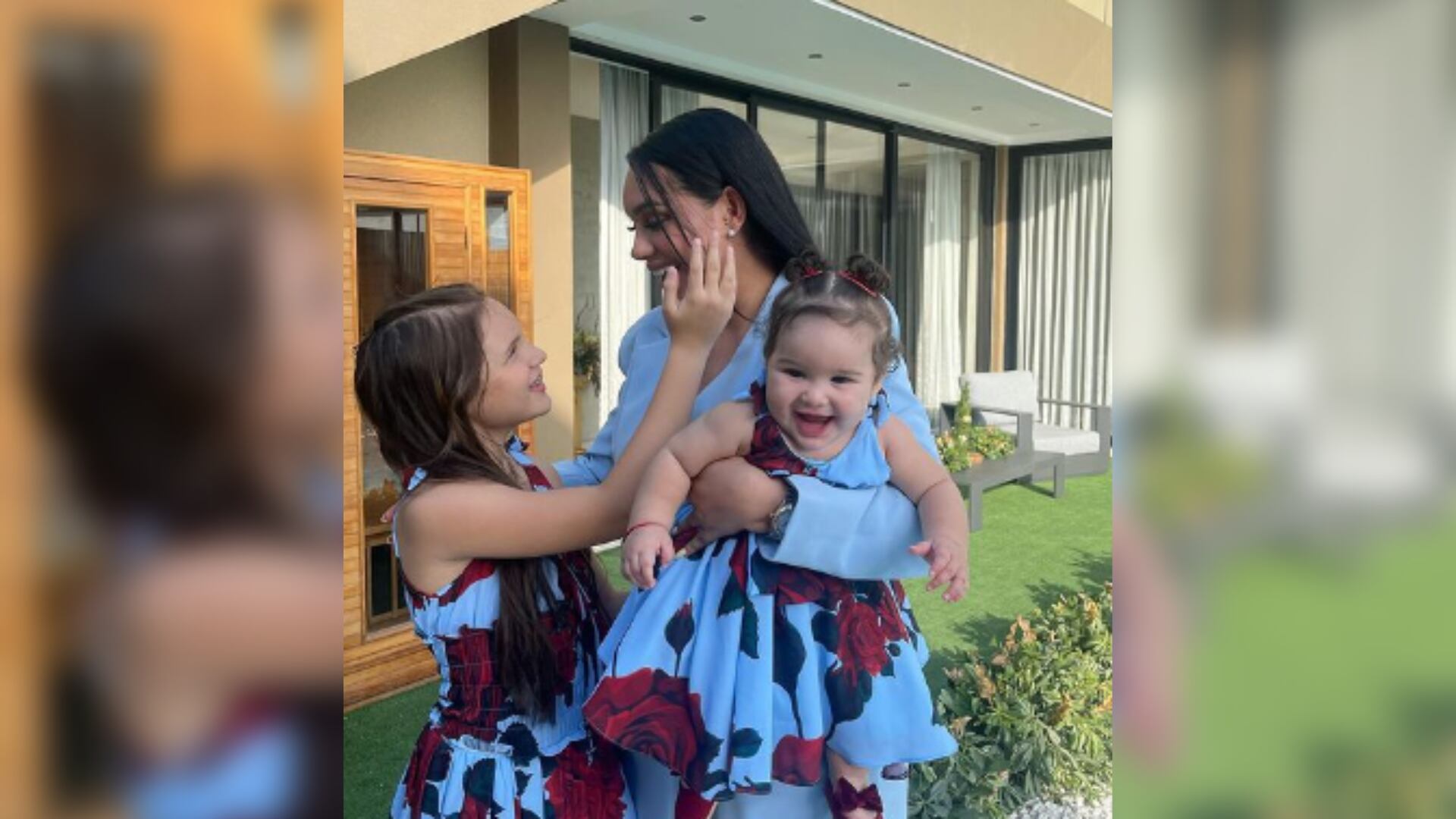 Andrea Valdiri y sus hijas