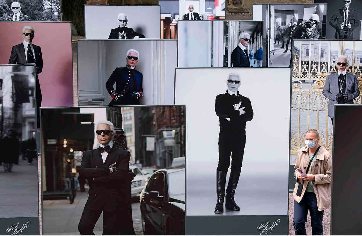 Una mujer camina por el área de exhibición al aire libre después de la reapertura de la exposición; Fotografía de Karl Lagerfeld. La retrospectiva; en el Museo de Arte de Moritzburg en Halle, Alemania, el viernes 22 de mayo de 2020. La exposición reúne más de 400 fotografías del director creativo, diseñador de moda, artista, fotógrafo y caricaturista alemán que vivió en París y murió el año pasado. (Foto AP / Jens Meyer)