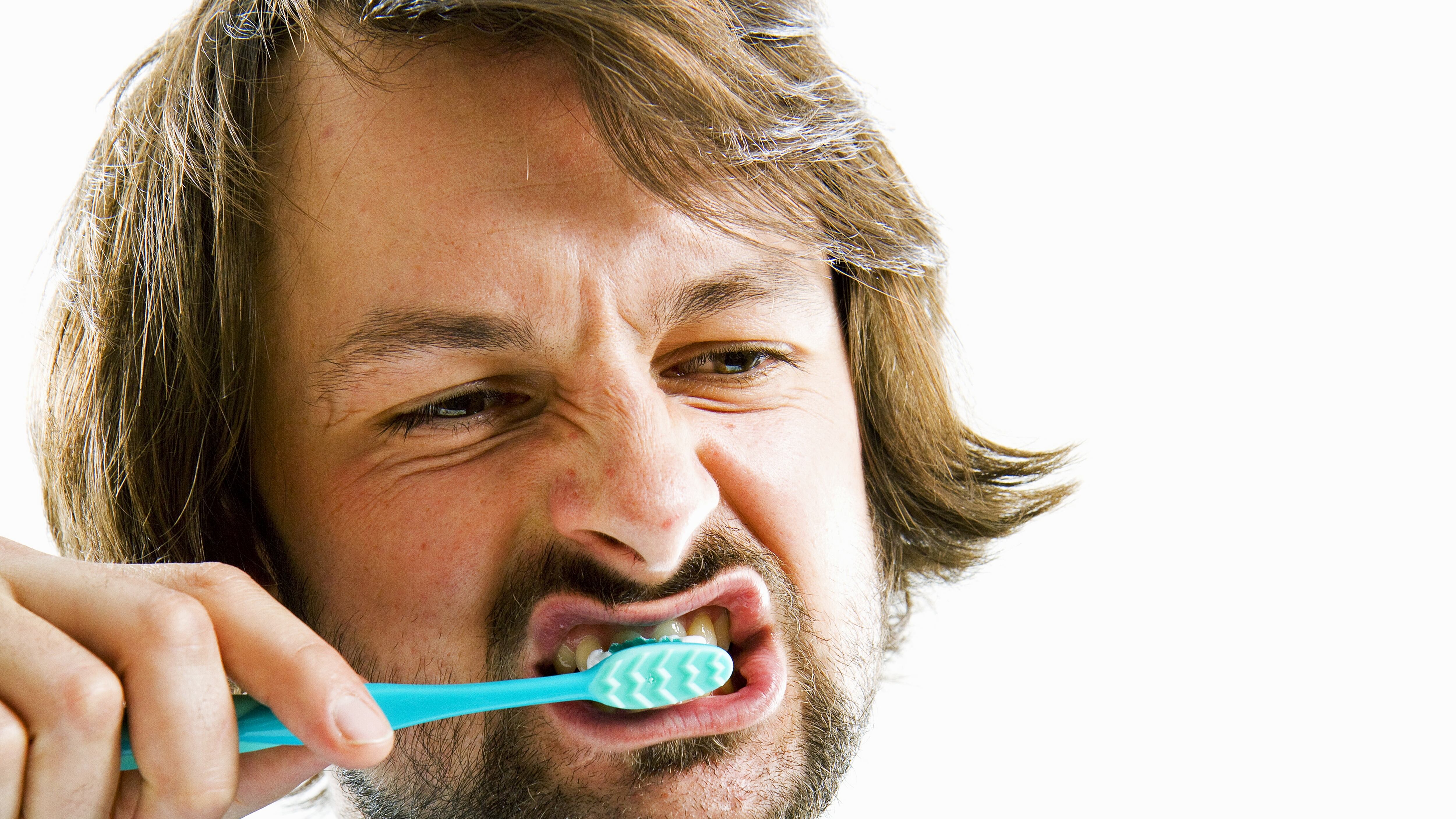 Sarro dental: ¿por qué sale a pesar de cepillarse los dientes todos los días?
