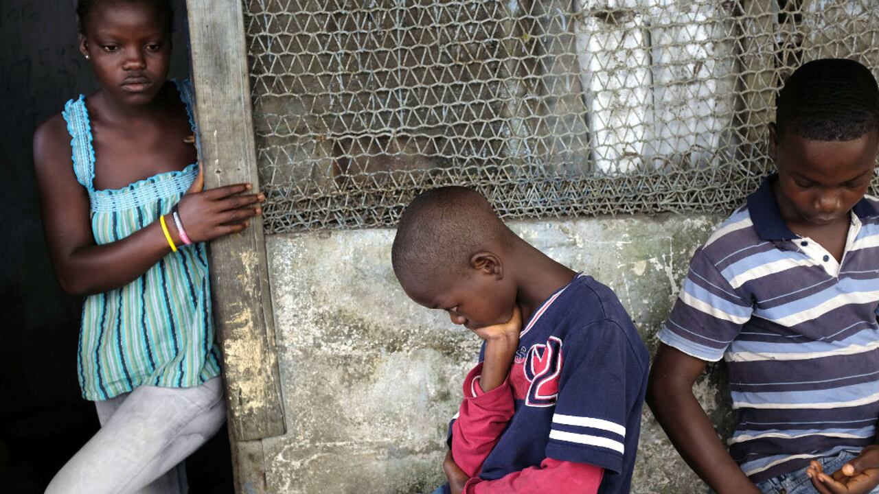 Los hermanos Promise, de 16 años; Emmanuel Junior, de 11; y Benson, de 15, permanecen pensativos en su casa en Monrovia, Liberia. Quedaron huérfanos luego de perder a sus padres y a un hermano por el ébola, 28 de septiembre, 2014.