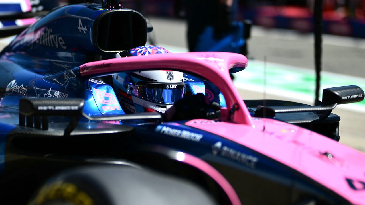 El piloto argentino de Alpine, Franco Colapinto, sale de boxes durante una sesión de prácticas para el Gran Premio de Fórmula Uno de Emilia Romagna 2025.