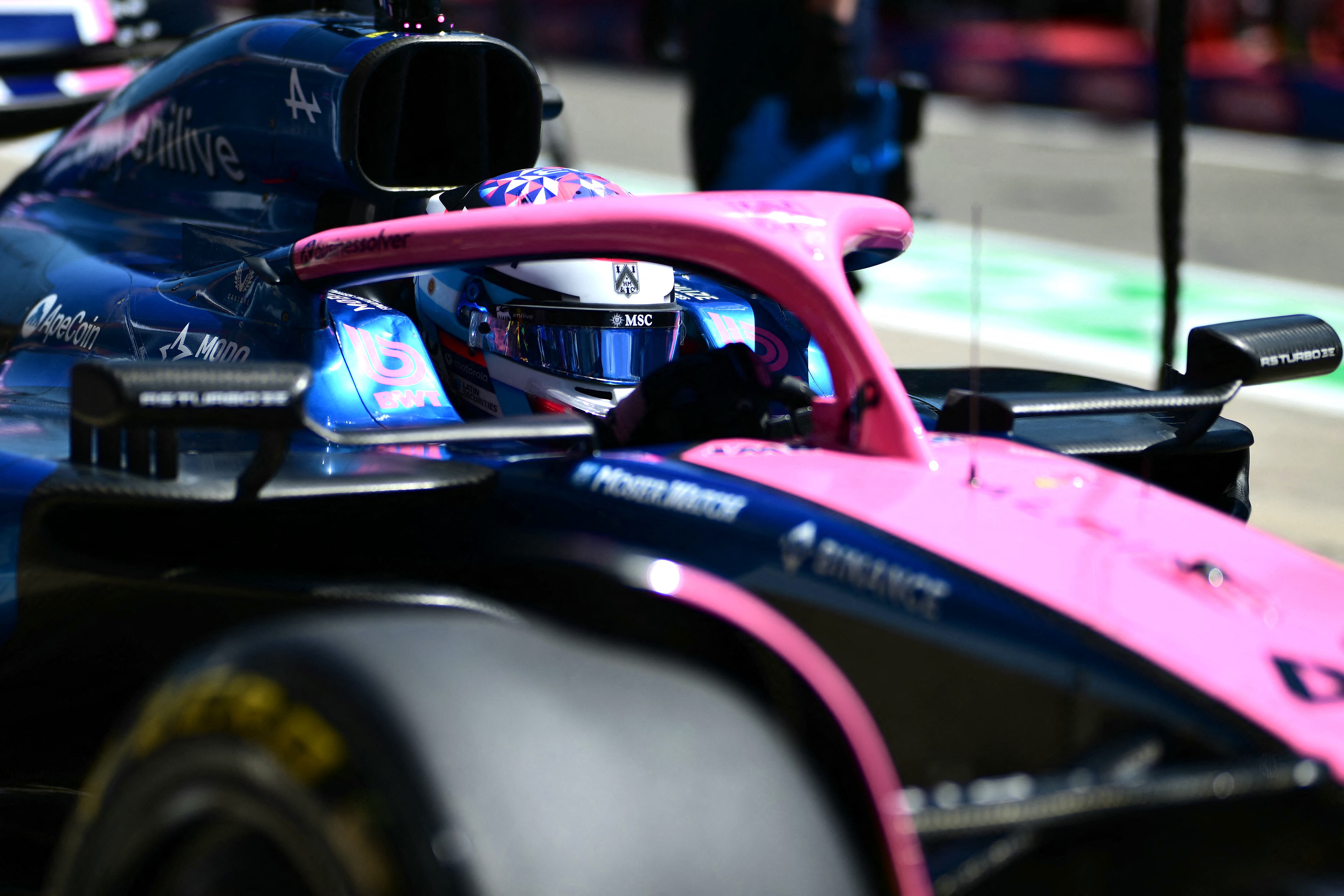 El piloto argentino de Alpine, Franco Colapinto, sale de boxes durante una sesión de prácticas para el Gran Premio de Fórmula Uno de Emilia Romagna 2025.