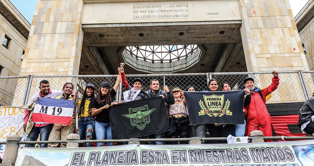 Las banderas del M-19, de la Primera Línea y del Partido Comunista llenaron la Plaza de Bolívar. Una nube de humo con olor a marihuana impregnó el lugar. 
