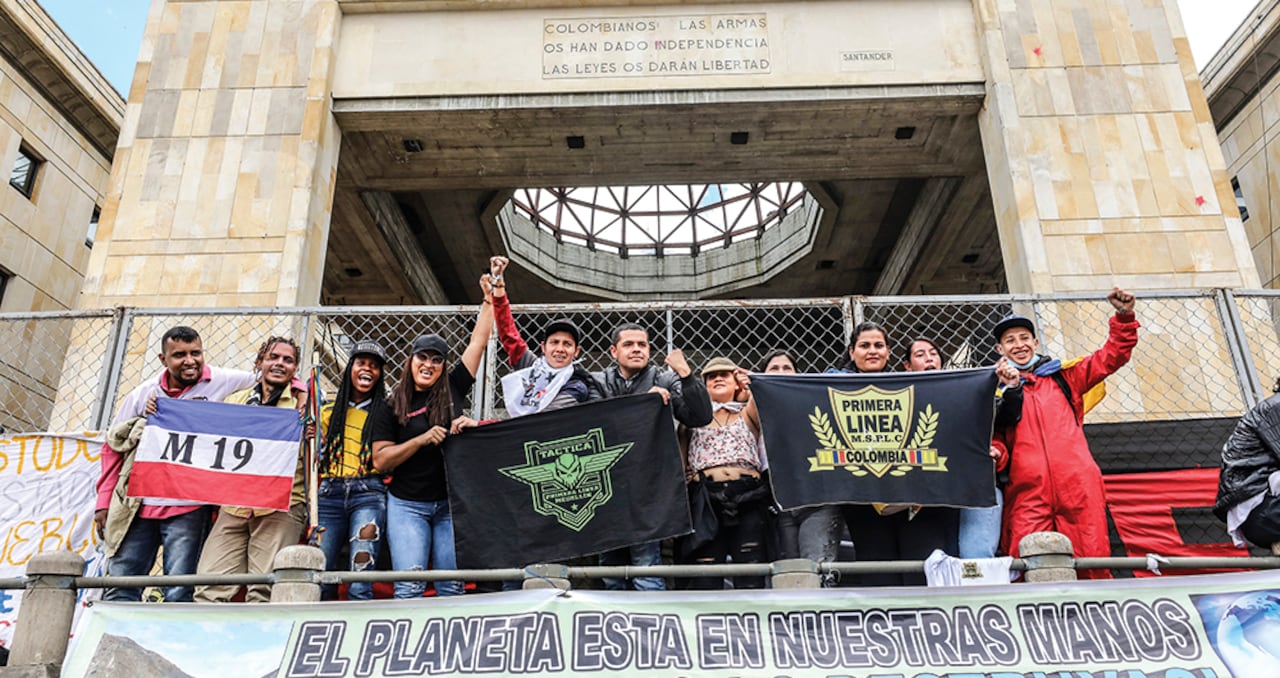 Las banderas del M-19, de la Primera Línea y del Partido Comunista llenaron la Plaza de Bolívar. Una nube de humo con olor a marihuana impregnó el lugar.