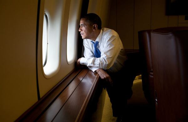 Obama mira por la ventan de un Air Force One en un viaje en Australia en noviembre pasado.
