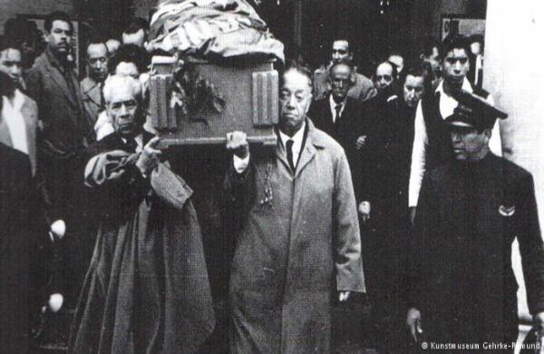 El último adiós. En esta fotografía, que se exhibe en el museo, se puede ver a Diego Rivera cargando el féretro de Frida Kahlo. Después de su muerte, Rivera escribió: “... desmasiado tarde me di cuenta que mi amor por ella fue la parte más hermosa de mi vida”.