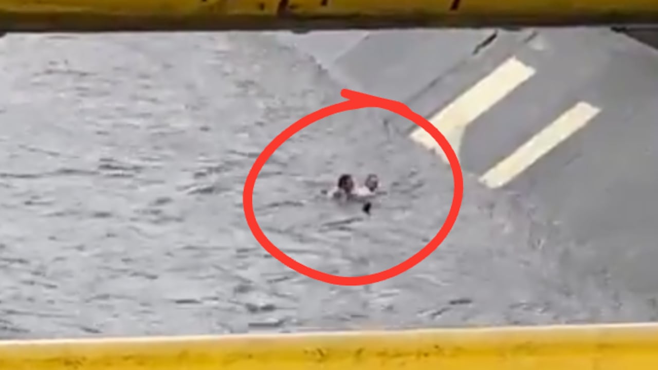 Los hombres cayeron en el canal.