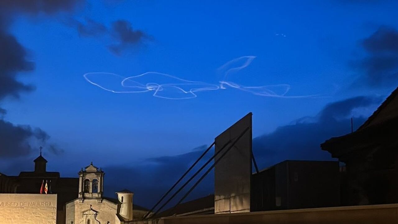 Las luces brillantes son totalmente irregulares, no parecen estar siguiendo algún patrón, por lo que muchos alegaron que en el cielo habían salido “garabatos” o la “firma de un médico”.