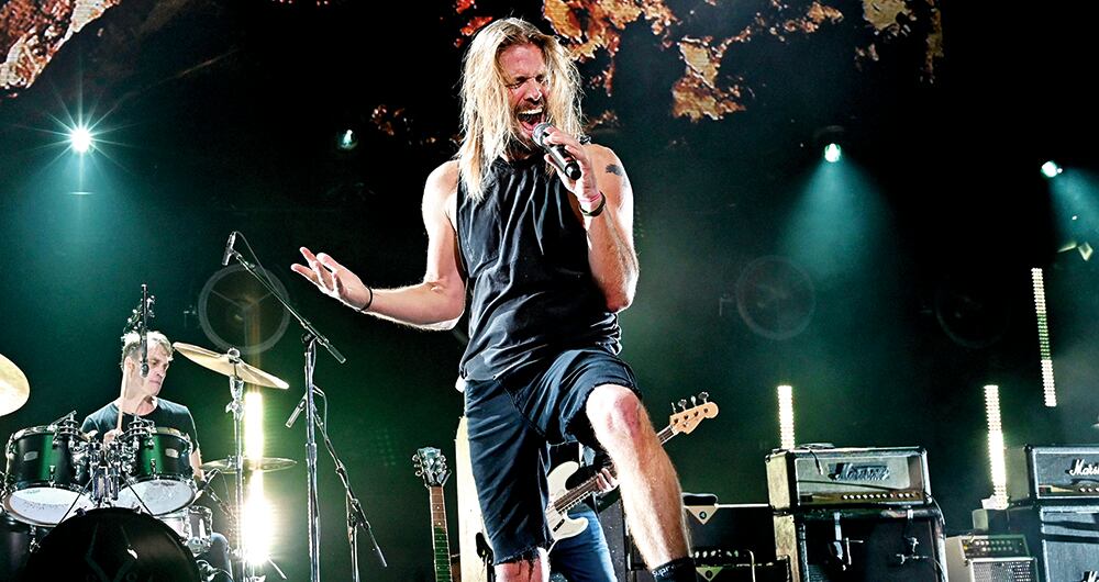 Oliver Taylor Hawkins ​fue un músico estadounidense, conocido por ser el baterista de la banda de rock Foo Fighters. Antes de unirse a la banda en 1997, fue el baterista de gira de Sass Jordan y Alanis Morissette, así como el baterista de la banda experimental progresiva Sylvia.