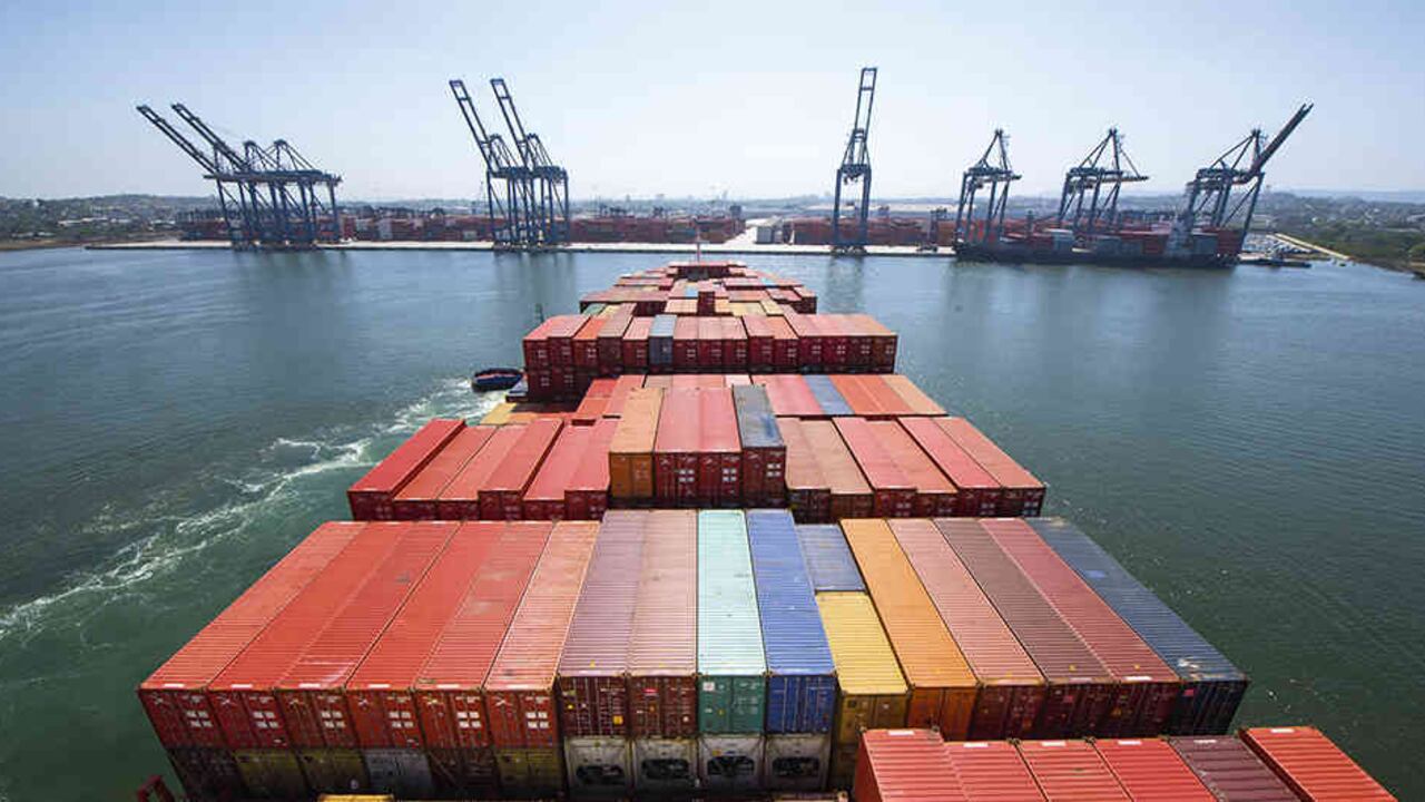 Más del 80 por ciento de las mercancías y productos que circulan en el mundo lo hacen por vía marítima.