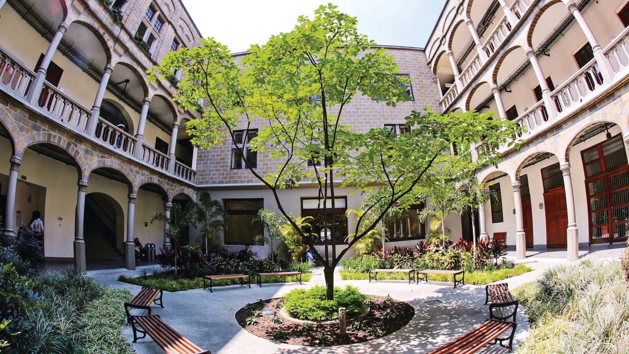 El Claustro es un edificio de 220 años de historia que hace parte del Conjunto Patrimonial San Ingacio en Medellín, administrado por Comfama.