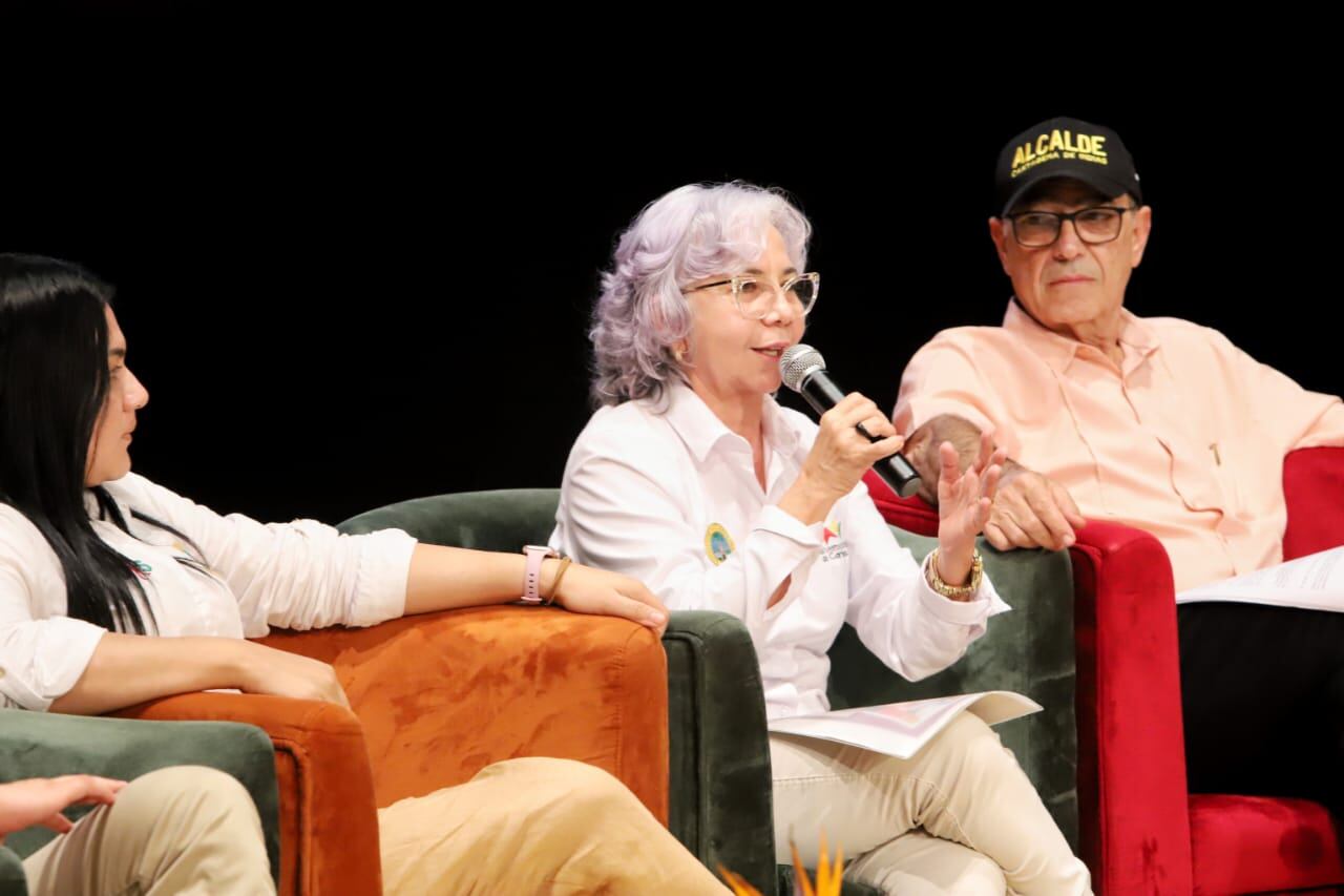 Olga Acosta Amel, secretaria de Educación de Cartagena en la rendición de cuentas del Distrito, junto al alcalde, William Dau.