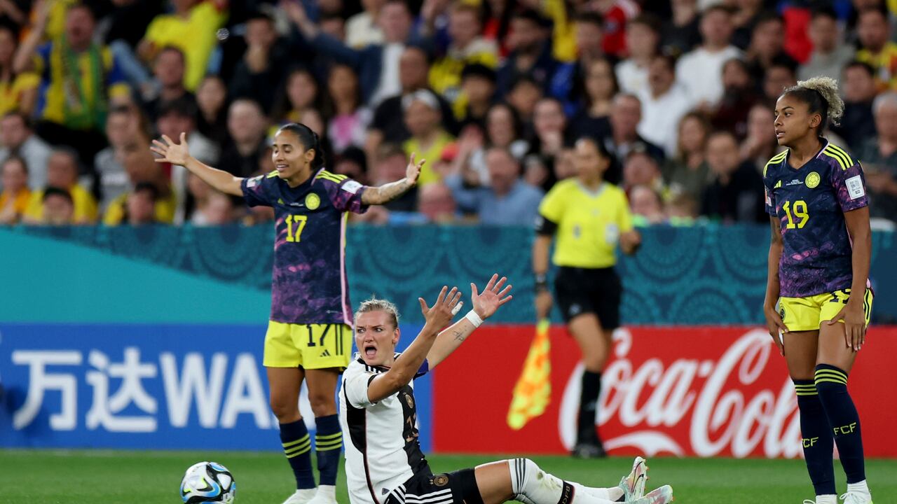 Alexandra Popp reclamando una acción a la jueza del partido.