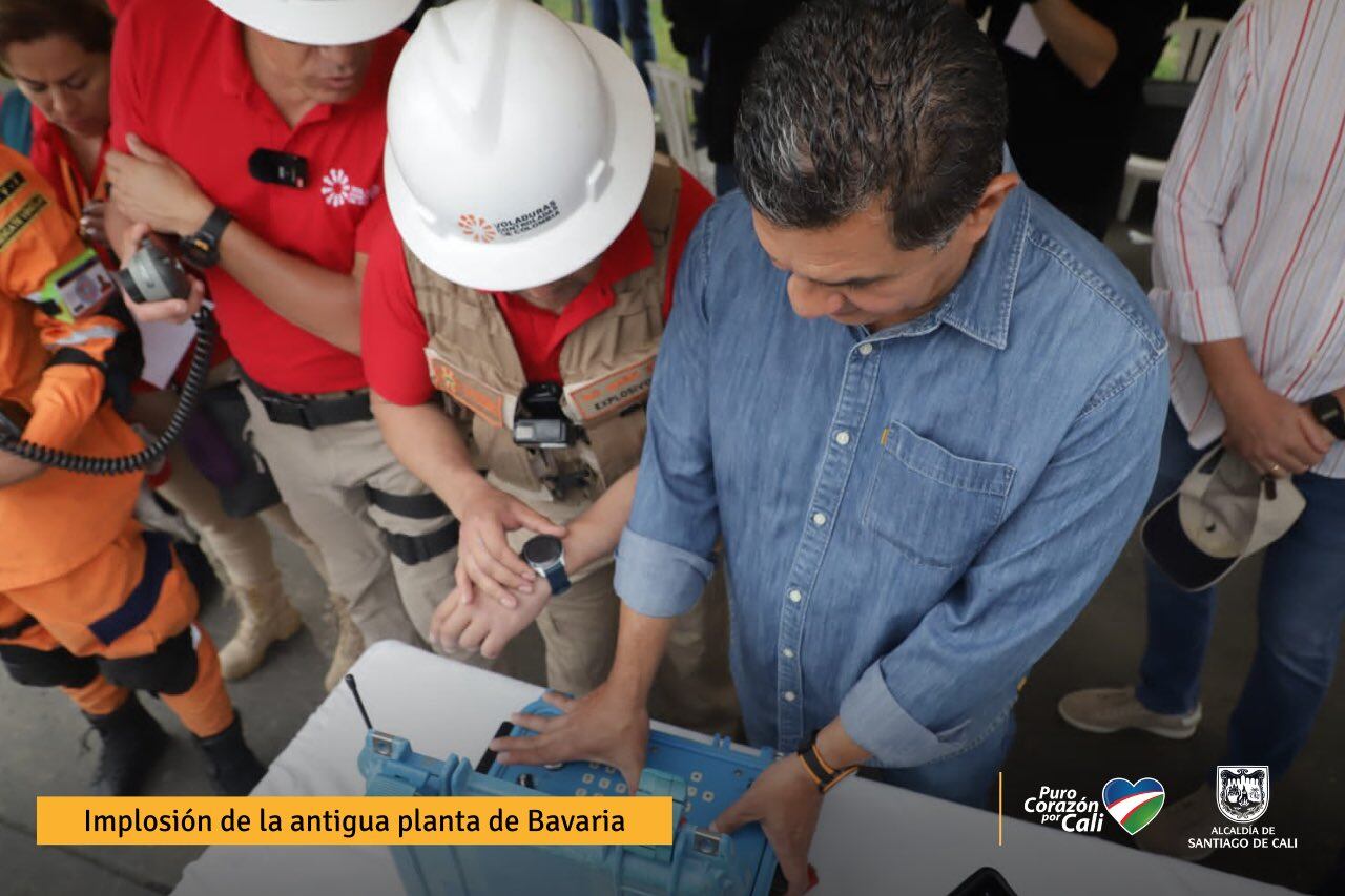 Momento exacto en el que es demolida la edificación de la antigua cervecería
