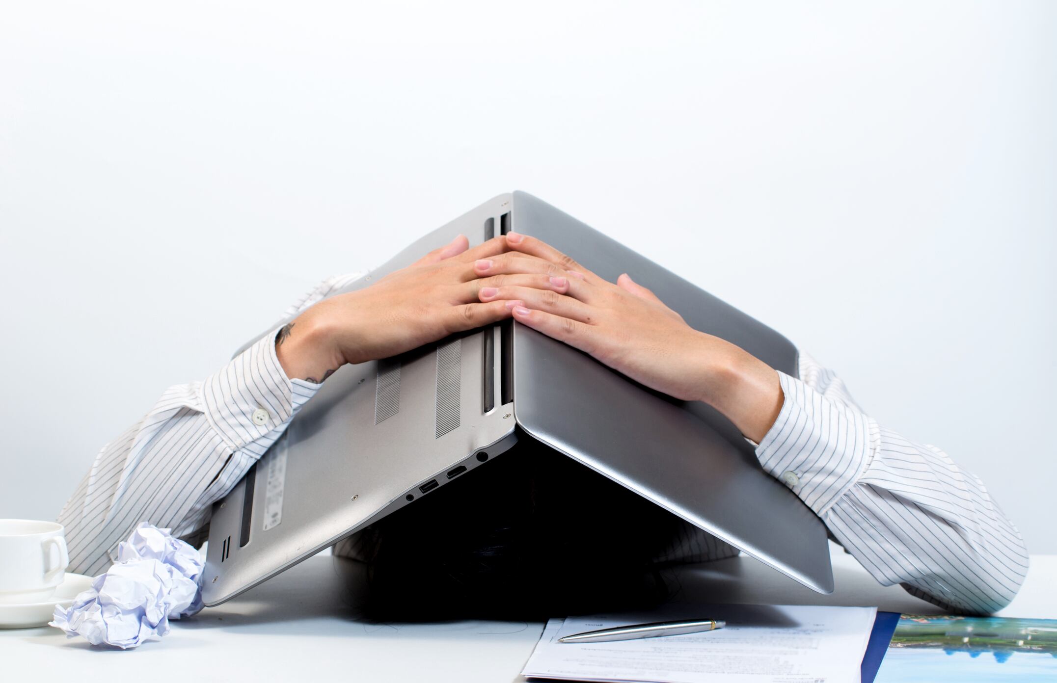 Lo que parece una simple coincidencia de ubicación podría convertirse en un factor de riesgo técnico para los computadores portátiles.