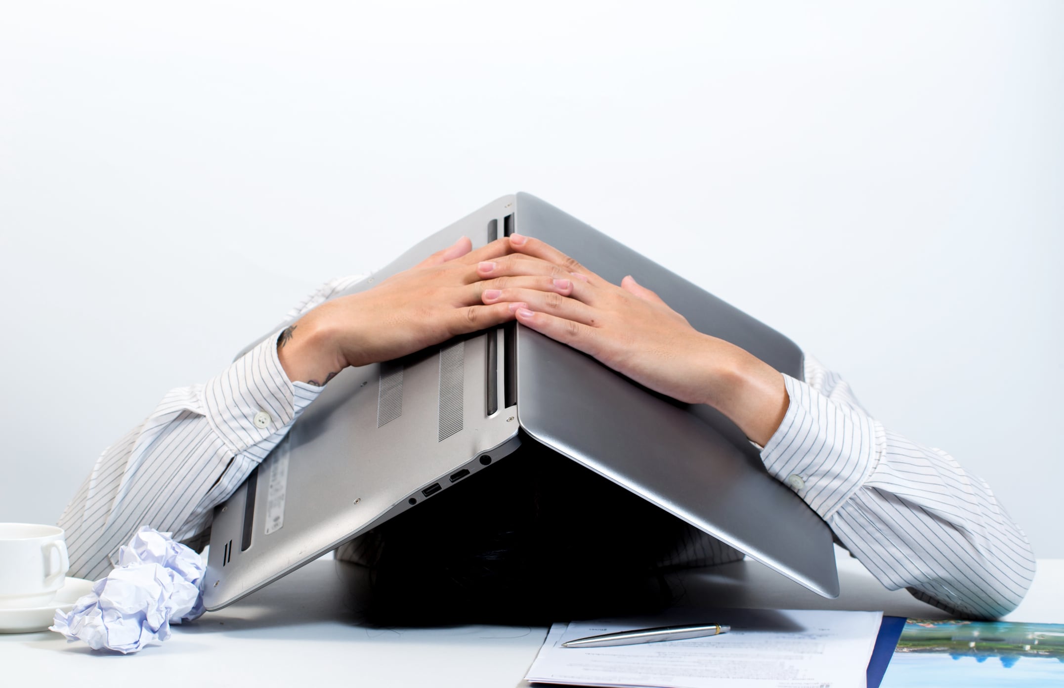 Lo que parece una simple coincidencia de ubicación podría convertirse en un factor de riesgo técnico para los computadores portátiles.