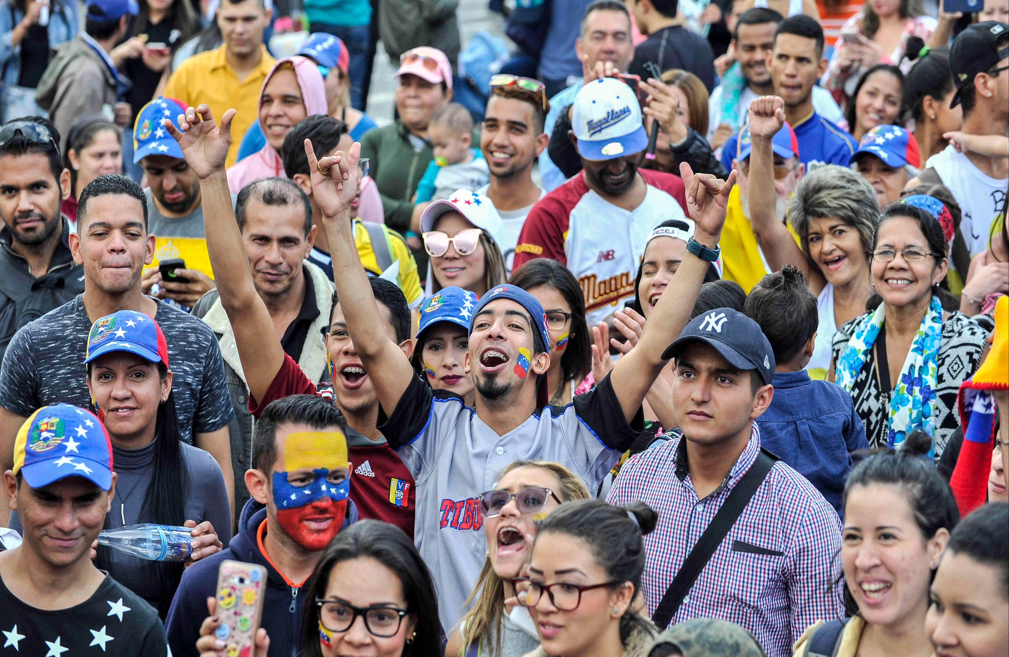 Venezolanos —residentes en Bogotá—  lanzan arengas tras sufragar, en la Plaza de Bolívar, el domingo 16 de julio de 2017, en Colombia, durante las votaciones al plebiscito. Esta jornada democrática ha sido  impulsada  por la oposición al gobierno de Nicolás Maduro. En las tarjetas, los ciudadanos deben responder ‘sí’ o ‘no’ a tres preguntas: la primera es si respalda el plan del presidente Nicolás Maduro de cambiar la Constitución; la segunda es si  apoya la intervención de las Fuerzas Armadas para “restituir el orden constitucional” y por último si desea un gobierno de unidad nacional. Foto: Carlos Julio Martínez /