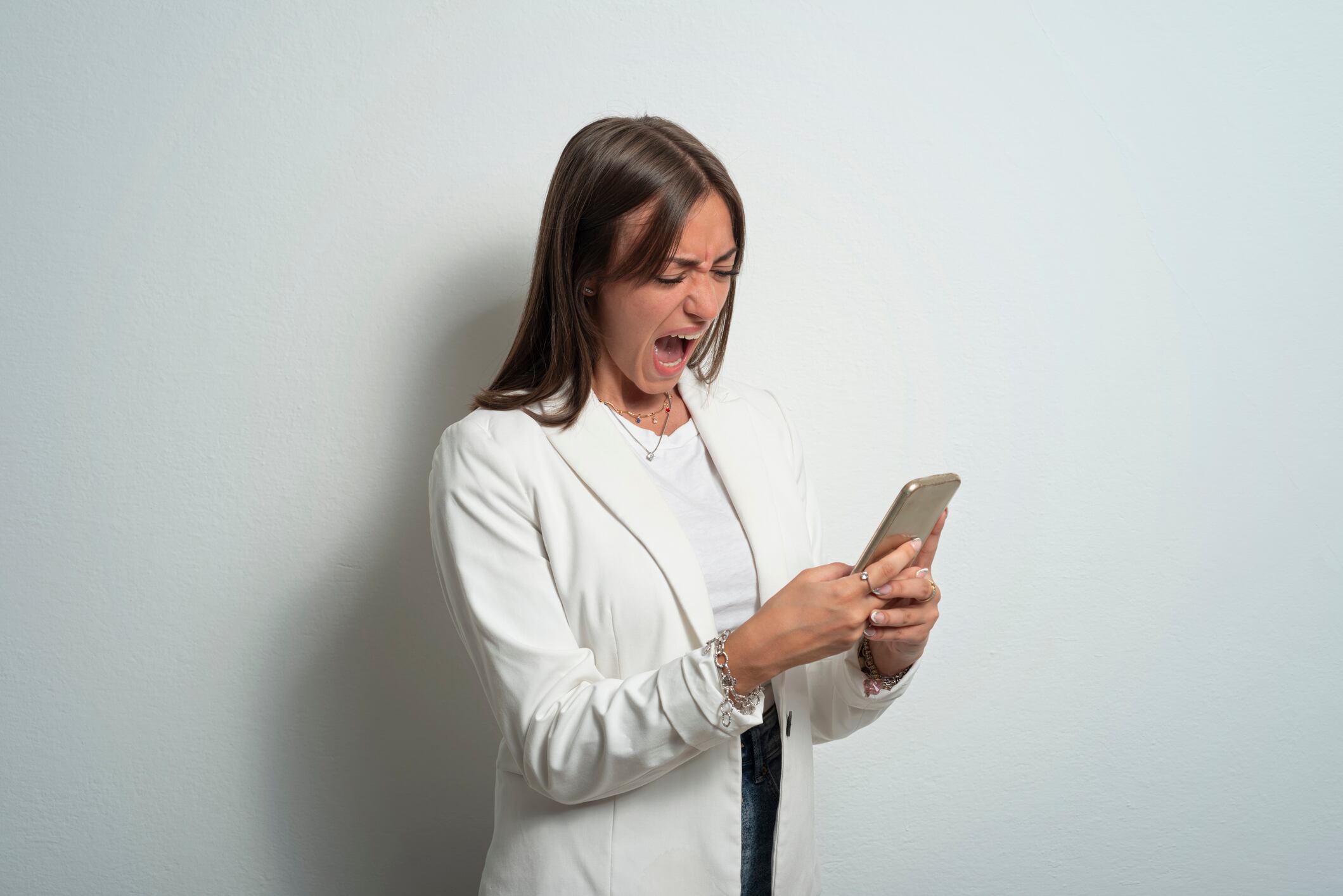 El dispositivo pierde carga rápidamente debido al uso oculto de algunas aplicaciones.