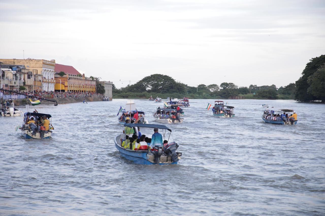 Inauguración de los juegos en el río Sinú.