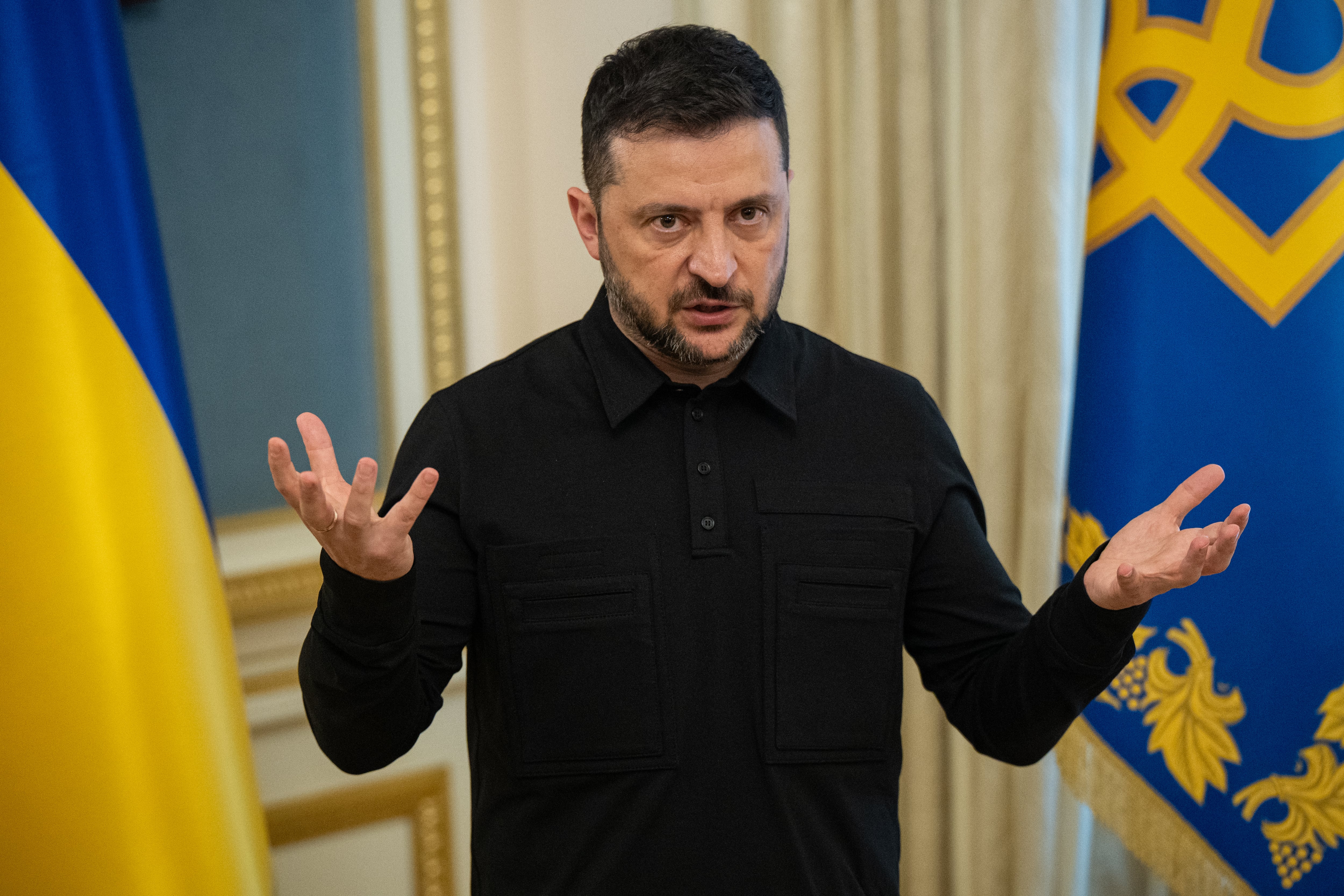 El presidente de Ucrania, Volodymyr Zelensky, habla con periodistas en la Oficina Presidencial en Kiev el 27 de septiembre de 2025, tras regresar de Estados Unidos, donde se reunió con el presidente estadounidense Donald Trump y pronunció un discurso ante la Asamblea General de las Naciones Unidas. (Foto de Danylo Antoniuk/Anadolu vía Getty Images)