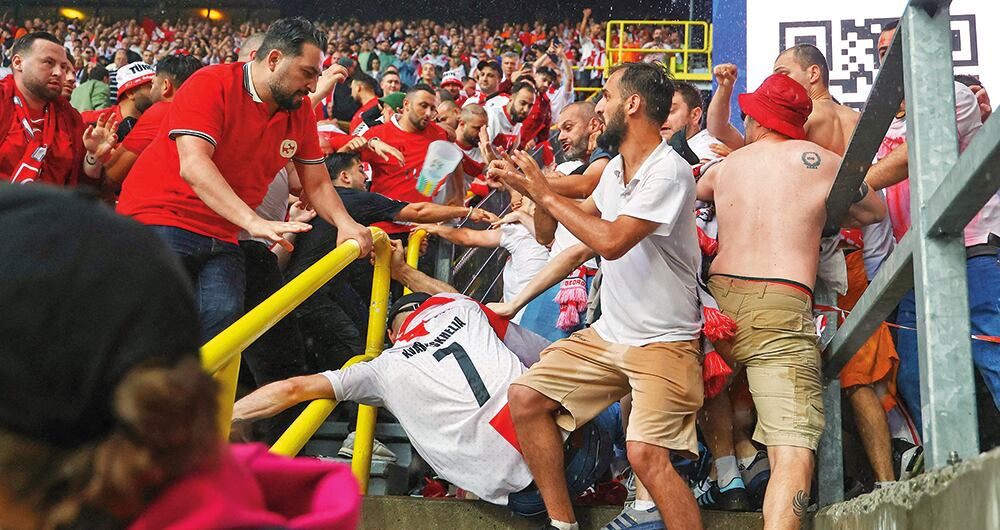 Viejos conflictos, elecciones venideras y la guerra en Ucrania han formado parte del paisaje que ha tenido la Eurocopa durante su primera semana de competición. Las tensiones de los fanáticos están a flor de piel.