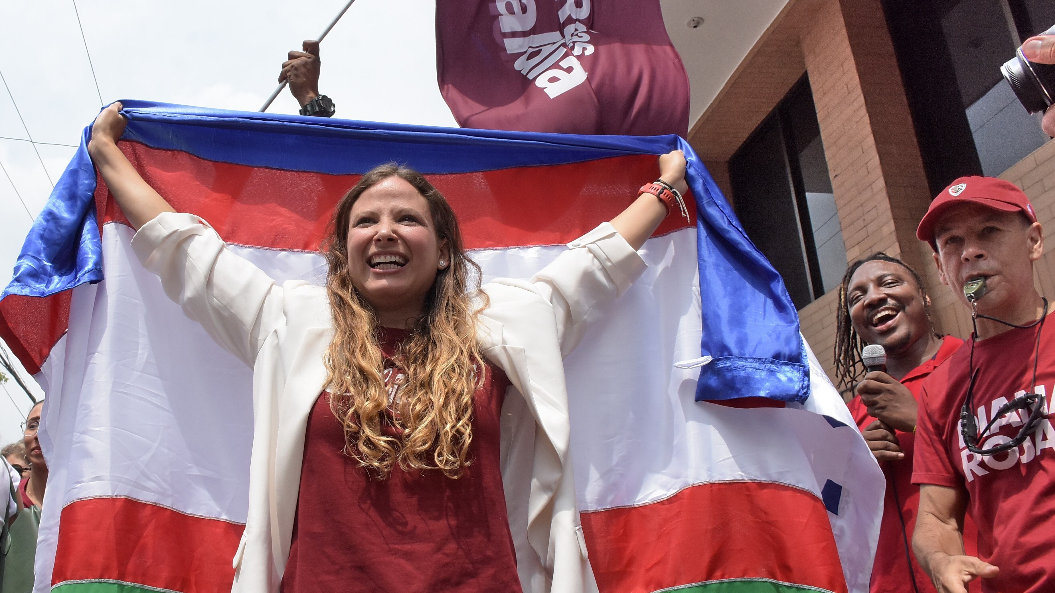 En la Registraduría de los cámbulos Junto a cientos de seguidores, Diana Rojas Inscribió su candidatura a la Alcaldía de Cali.