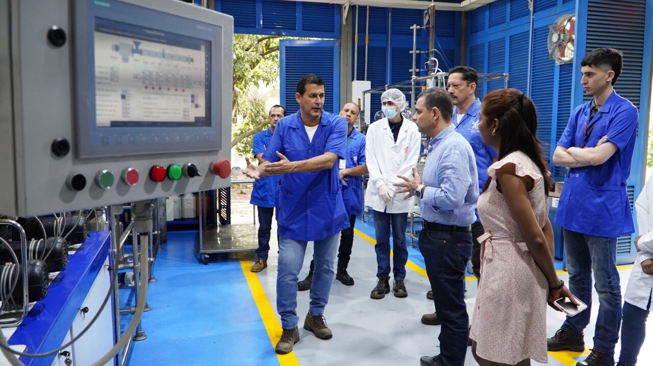 Así funciona la máquina “devora llantas” que inventaron aprendices del Sena y que ya cuenta con patente de la SIC