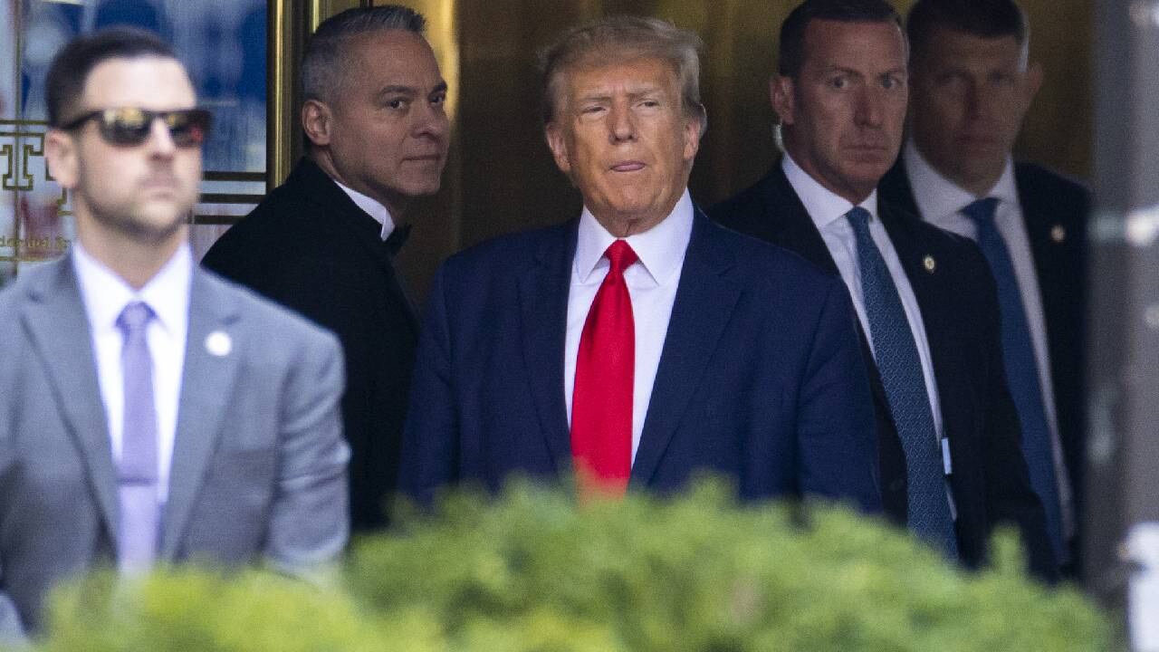 El martes 4 de abril de 2023, el expresidente Trump salió de la Torre Trump en Nueva York para dirigirse al Tribunal Penal de Manhattan.