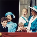 En esta foto de archivo del 11 de junio de 1988, el príncipe Harry de Gran Bretaña saca la lengua para las cámaras en el balcón del Palacio de Buckingham en Londres. La princesa Diana sostiene a Harry, mientras un sonriente príncipe William se sienta al frente. Ambos hermanos sostuvieron un tenso encuentro en el homenaje de su madre de este jueves.