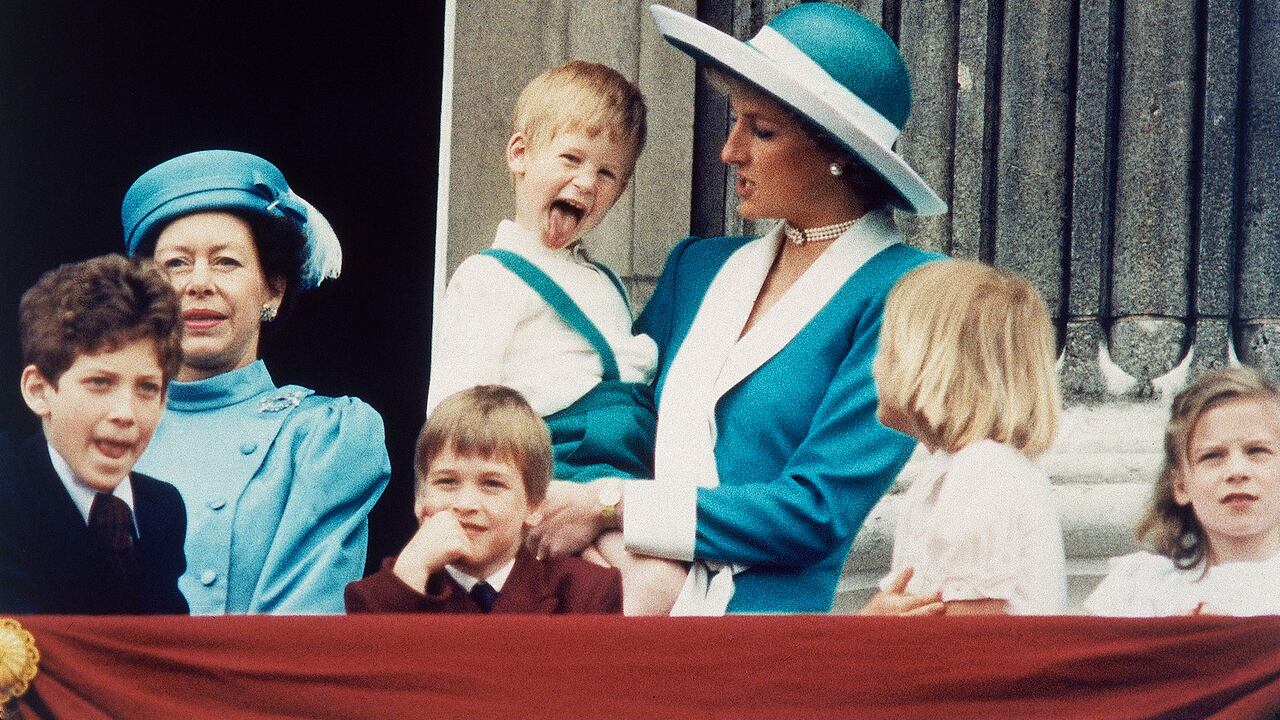 En esta foto de archivo del 11 de junio de 1988, el príncipe Harry de Gran Bretaña saca la lengua para las cámaras en el balcón del Palacio de Buckingham en Londres.