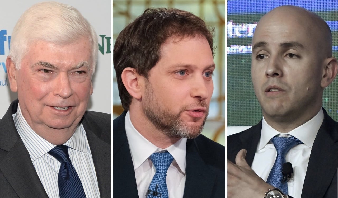 De izquierda a derecha: El senador demócrata Chris Dodd, Jon Finer, asesor adjunto de Seguridad Nacional y Juan González, principal asesor del presidente Biden.