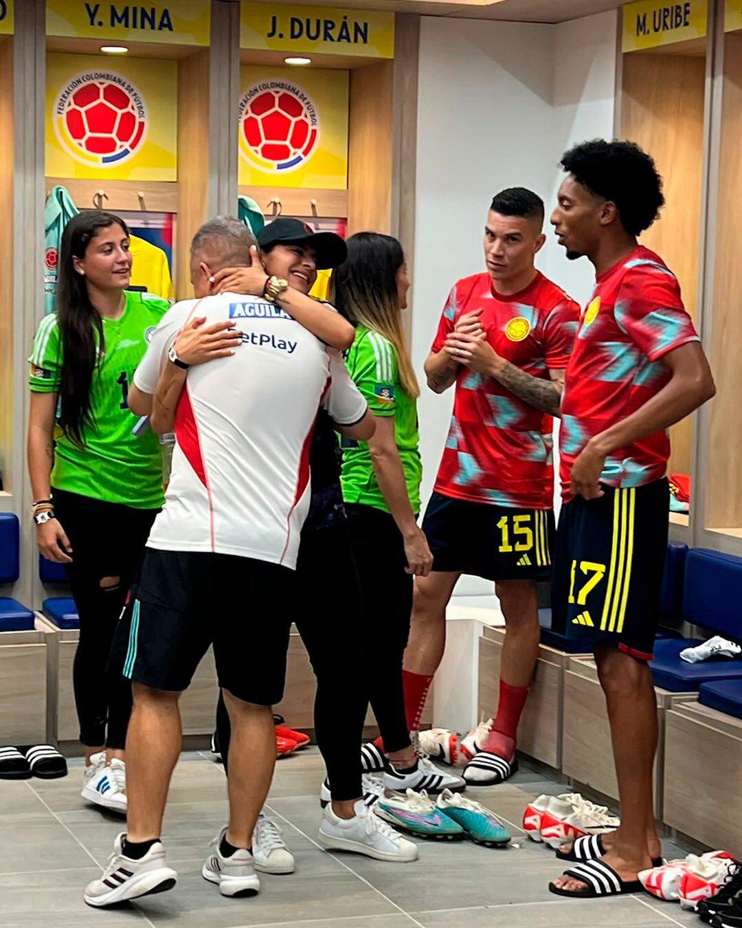 Jugadores de la Tricolor compartieron en el camerino con las "superpoderosas"